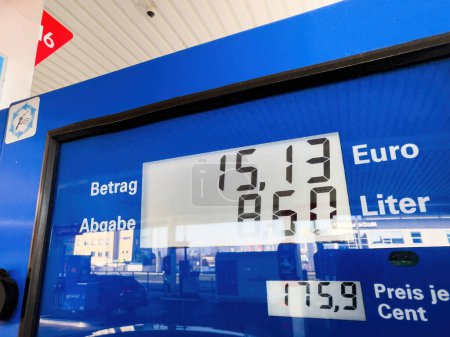 Foto de Berlín, Alemania - 11 / 01 / 2024: Visualización digital que muestra cómo los precios de la gasolina alcanzan los 1.759 euros por litro en la gasolinera. - Imagen libre de derechos