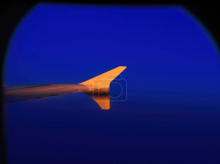 Téléchargez les photos : Vue rapprochée d'une aile d'avion sur fond de ciel pendant les voyages d'affaires et les vacances - en image libre de droit