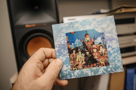 Foto de París, Francia - 12 de enero de 2024: Un SACD distintivo y vintage del icónico álbum Sus Majestades Satánicas Solicitud se muestra, con un altavoz Klipsch en el fondo, añadiendo al ambiente auditivo - Imagen libre de derechos