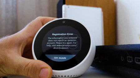 Foto de París, Francia - 05 de junio 2020: configurar un dispositivo Amazon Alexa Echo, encontrando un error de registro que se muestra en la pantalla, lo que lleva al usuario a intentarlo de nuevo para una activación exitosa. - Imagen libre de derechos