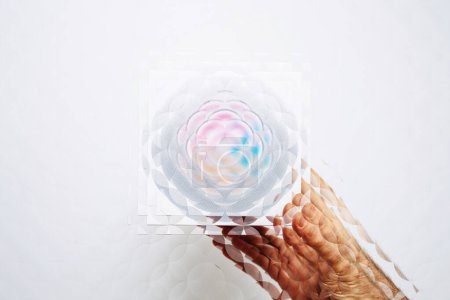Téléchargez les photos : Une main tenant un objet vibrant dans sa main gauche dans une métaverse digitale futuriste. - en image libre de droit