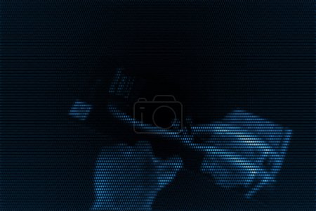 Téléchargez les photos : Une figure floue est vue tenant un téléphone portable dans une métaverse numérique futuriste. - en image libre de droit