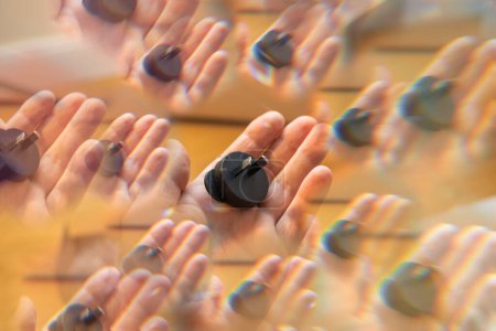 Foto de Desde una perspectiva metaversa digital, una mano masculina sostiene un adaptador de plástico negro para enchufes Tipo I, comúnmente utilizado en Australia, Nueva Zelanda, Argentina y China.. - Imagen libre de derechos