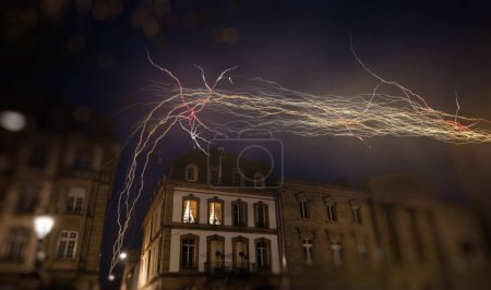 Téléchargez les photos : Des arcs de foudre éthérés ressemblant à des lignes de transfert de données planent sur un bâtiment historique, symbolisant le pouls de la vitesse d'Internet dans la nuit urbaine - en image libre de droit