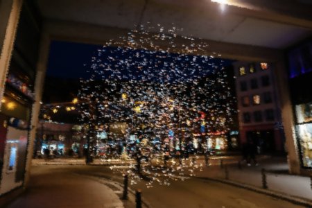 Eine konzeptuelle Szene einer massiven Datenimplosion, die nachts zahllose Teile über das Zentrum einer Stadt verstreut