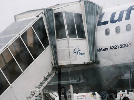 Foto de Fráncfort, Alemania - 4 de mayo de 2019: Un puente a reacción está acoplado a la puerta de un Lufthansa Airbus A321 en una puerta del aeropuerto. - Imagen libre de derechos