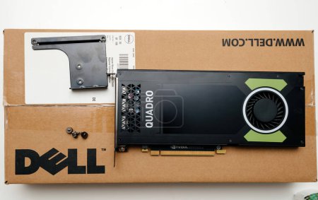 Téléchargez les photos : Paris, France - 4 juin 2019 : NVIDIA Quadro GPU avec accessoires, prêt à être installé, sur une boîte en carton Dell - mise à niveau professionnelle avec Ai sur un poste de travail - en image libre de droit