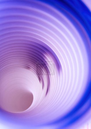 Téléchargez les photos : Vue aérienne de papier enroulé bleu créant un effet tunnel abstrait - en image libre de droit