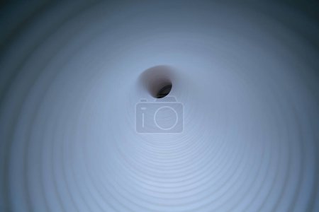 Téléchargez les photos : Explorez l'intérieur d'un tunnel d'évacuation en plastique blanc avec caméra, conçu pour l'évacuation de l'air et de l'eau en cas d'urgence. - en image libre de droit