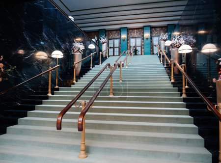 Téléchargez les photos : Baden-Baden, Allemagne - 7 juil. 2019 : La grande entrée du casino Baden-Baden, ornée de murs en pierre opulents, de luminaires luxueux et d'un escalier en marbre majestueux - en image libre de droit