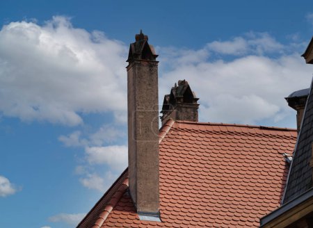 Elegant ragen steinerne Schornsteine aus dem Dach eines Hauses in Haguenau, Frankreich, und präsentieren die zeitlose Architektur des Elsass.