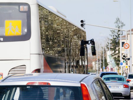 Téléchargez les photos : Haguenau, France - 20 mars 2024 : Une rue urbaine remplie de voitures, bus et piétons pendant les heures de pointe, créant une scène chaotique de congestion et de mouvement. - en image libre de droit