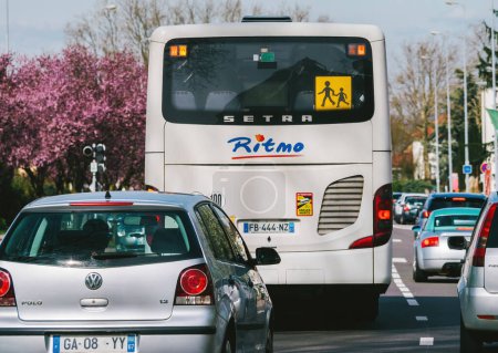 Foto de Haguenau, Francia - 20 de marzo de 2024: En Haguenau, un autobús escolar adornado con el logotipo de Ritmo transporta a los niños a la escuela en medio de otros automóviles, lo que garantiza desplazamientos diarios seguros y eficientes.. - Imagen libre de derechos