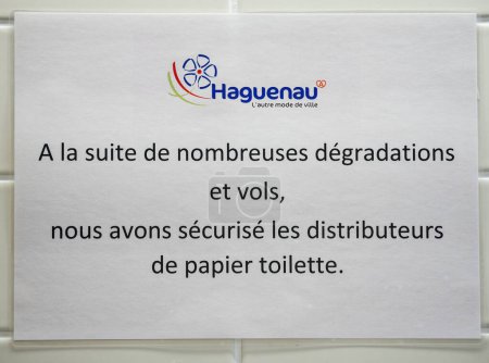 Téléchargez les photos : Haguenau, France - 20 mars 2024 : Un avis indique que des distributeurs de papier hygiénique ont été sécurisés après de nombreux dommages et vols - en image libre de droit