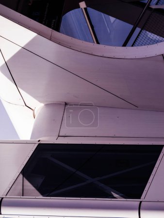 Téléchargez les photos : Vue détaillée du côté d'un bâtiment montrant les caractéristiques architecturales, les fenêtres et les textures. - en image libre de droit
