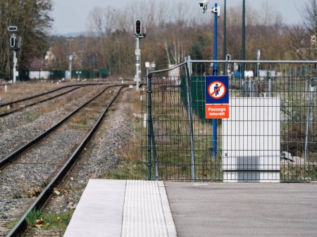 Foto de Ninguna señal de entrada en una estación de tren francesa, que impida el acceso a las vías férreas por seguridad, con un símbolo de prohibición claro. - Imagen libre de derechos