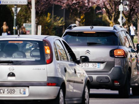 Téléchargez les photos : Haguenau, France - 20 mars 2024 : Une vue arrière saisit une Citroën C3 Aircross et Opel Corsa conduisant sur la route en France, mettant en valeur le paysage automobile diversifié du pays - en image libre de droit