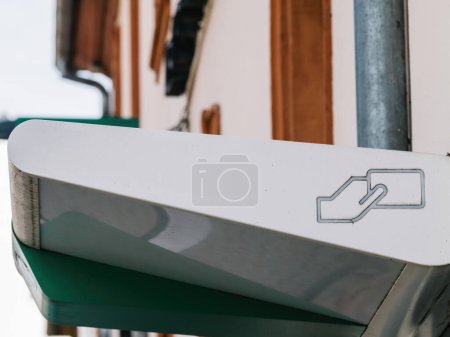 Foto de Señalización del cajero automático que muestra un logotipo de la tarjeta de crédito y una flecha, montada en el lateral de un edificio en Haguenau, que indica los servicios de tarjeta cercanos - Imagen libre de derechos