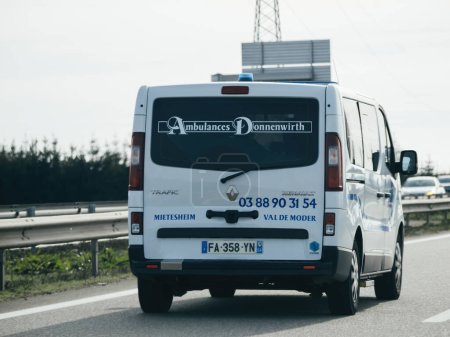 Téléchargez les photos : Haguenau, France - 20 mars 2024 : Une ambulance Renault Trafic par Ambulances Donnenwirth à Haguenau avec les coordonnées visibles, fournissant des services d'urgence - en image libre de droit