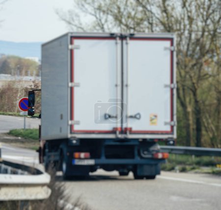 Téléchargez les photos : Un camion muni d'un panneau interdisant l'entrée sur la route à Haguenau, en France, indiquant un accès restreint pour certains véhicules - en image libre de droit