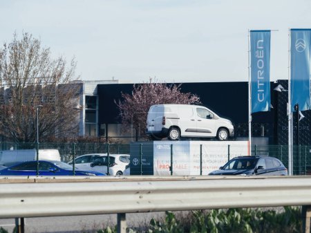 Foto de Estrasburgo, Francia - Mar 20, 2024: Una plataforma de publicidad cerca del concesionario de automóviles Citroen promueve la Toyota Professional Van, mostrando su fiabilidad, versatilidad y eficiencia para los negocios - Imagen libre de derechos
