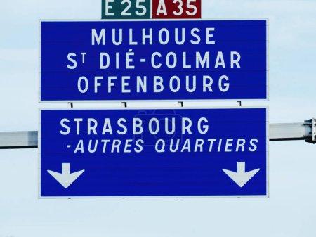 Una señal de carretera indica las direcciones a Mulhouse, St-Die-Colmar, Offenburg y Estrasburgo, junto con otros destinos, en las autopistas E25 y A35, lo que facilita una navegación fluida