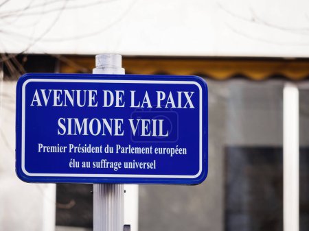 In Straßburg, Frankreich, trägt ein Straßenschild stolz die Avenue de la Paix Simone Veil, zu Ehren der ersten Präsidentin des Europäischen Parlaments, die durch allgemeine Abstimmung gewählt wurde