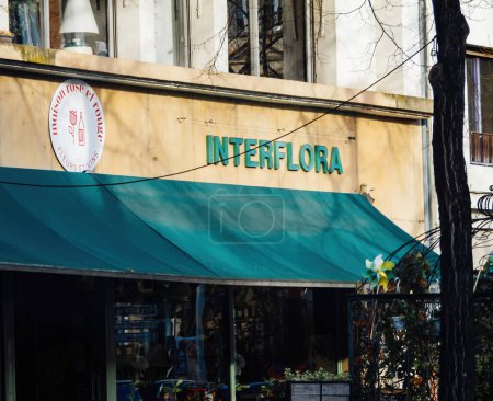 Foto de Estrasburgo, Francia - 20-mar-2024: Una tienda Interflora Florist front with a green awning providing shade and protection from the elements. - Imagen libre de derechos