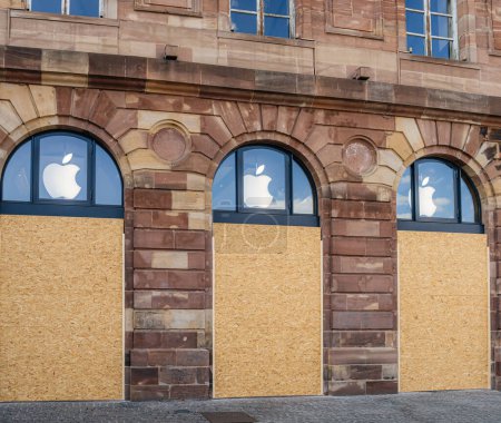 Foto de Estrasburgo, Francia - 7 de julio de 2023: Una Apple Store en Estrasburgo permanece cerrada temporalmente, sus ventanas están protegidas con paneles de madera después de una protesta que provocó daños a la propiedad - Imagen libre de derechos