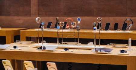 Foto de Estrasburgo, Francia - 23 de diciembre de 2023: Apple Watch Ultra 2 se exhibe en una elegante tienda, destacando las características de construcción y tecnología de vanguardia de los relojes de alta calidad - Imagen libre de derechos