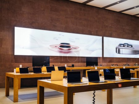 Foto de Estrasburgo, Francia - 23 de diciembre de 2023: Una tienda Apple vacía presenta una impecable variedad de MacBooks, iPads e iPhones en un contexto de imágenes promocionales atractivas - Imagen libre de derechos