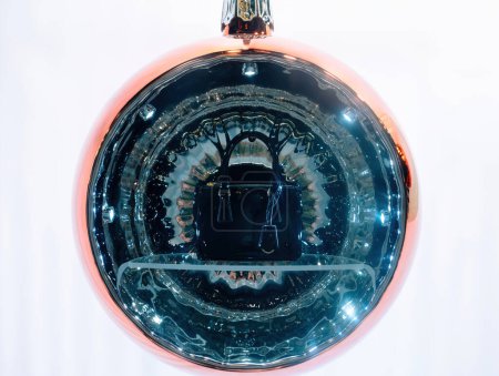 Foto de Un bolso de diseñador se refleja en una instalación de arte esférico pulido, creando un juego cautivador de luz y reflejos. - Imagen libre de derechos