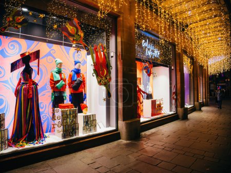 Téléchargez les photos : Strasbourg, France - 23 déc. 2023 : Les Galeries Lafayette rayonnent de joie, de vitrine vibrante et de lumières festives invitant à la magie de Noël dans la ville - en image libre de droit