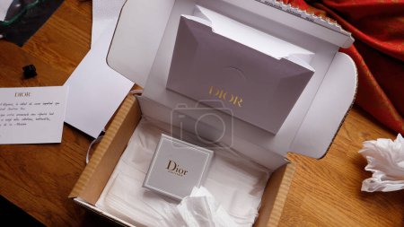 Foto de París, Francia - 14-sep-2023: Un montaje meticuloso revela las exquisitas joyas de Diors, destacando el cuidado meticuloso y el detalle de lujo en la presentación - Imagen libre de derechos