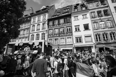 Téléchargez les photos : Strasbourg, France - 15 juin 2019 : Une image en noir et blanc capture l'événement Festigays Pride LGBTQ à Strasbourg, avec de charmantes maisons en bois en arrière-plan, juxtaposant tradition et modernité - en image libre de droit