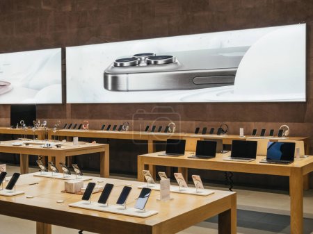 Foto de París, Francia - 20 de marzo de 2024: Una tienda Apple exhibe una gama de productos, incluyendo computadoras portátiles y iPhones MacBook Pro, con una pantalla prominente del gran teléfono inteligente Titanium iPhone 15 Pro, invitando a - Imagen libre de derechos