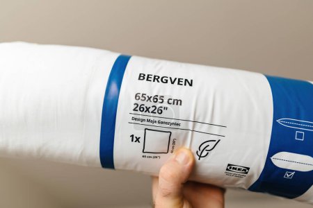Foto de París, Francia - 9 de marzo de 2024: La mano masculina sostiene la almohada de lujo Bergven Ikea en un paquete de algodón, mostrando el diseño de Maja Ganszyniecs - Imagen libre de derechos