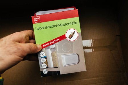 Foto de París, Francia - 9 de marzo de 2024: La posesión de una caja suiza Inno de trampas para polillas de despensa, diseñada para monitorear y controlar las infestaciones de polillas en las áreas de almacenamiento de alimentos - Imagen libre de derechos
