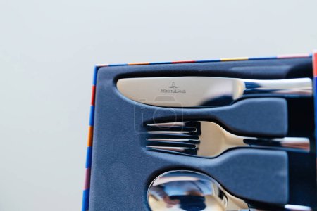 Foto de París, Francia - 9 de marzo de 2024: Cubertería Villeroy y Boch de fabricación alemana engastada en un encantador paquete azul, compuesto por una cuchara, un tenedor y un cuchillo. Un regalo perfecto para un niño pequeño, que combina la artesanía de calidad - Imagen libre de derechos