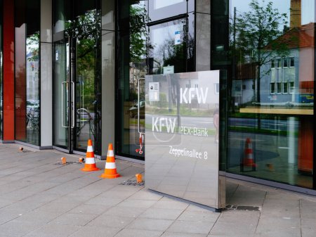 Téléchargez les photos : Francfort, Allemagne - 31 mars 2024 : Extérieur de la banque KFW IPEX avec une porte en verre réfléchissante et des cônes de sécurité placés à l'extérieur, indiquant des mesures de prudence - en image libre de droit
