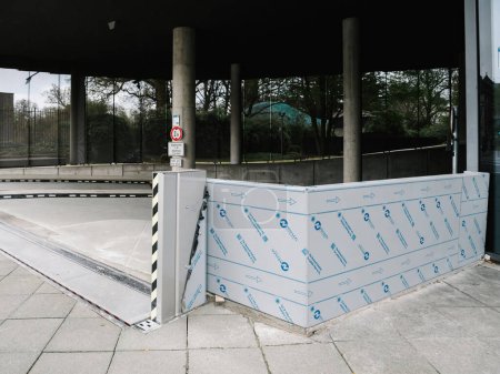 Foto de Frankfurt, Alemania - 31 de marzo de 2024: Una barrera de aislamiento Novacel by Va-Q-tec se ve en la entrada de un edificio, lo que sugiere mejoras en la eficiencia térmica en curso - Imagen libre de derechos