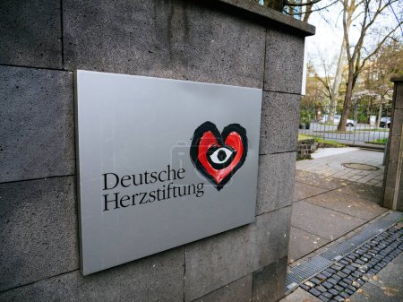 Téléchargez les photos : Francfort, Allemagne - 31 mars 2024 : Signalisation pour la Deutsche Herzstiftung avec un cœur peint, prônant la sensibilisation à la santé cardiaque dans une rue de Francfort - en image libre de droit