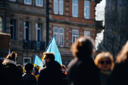 Foto de Estrasburgo, Francia - 4 de marzo de 2022: Manifestantes muestran banderas ucranianas en un consulado ruso en Estrasburgo tras el ataque de Rusia. - Imagen libre de derechos