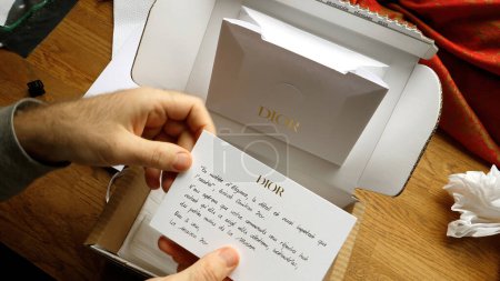 Téléchargez les photos : Paris, France - 14 sept. 2023 : Ouverture d'une enveloppe de boutique Christian Dior contenant un message personnel sincère - en image libre de droit