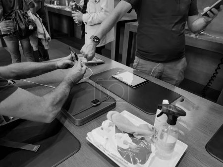 Foto de París, Francia - 23-sep-2022: Una imagen en blanco y negro captura el primer día de venta en el Apple Store para el nuevo Apple Watch Ultra de titanio, diseñado para deportistas extremos y atletas de élite. - Imagen libre de derechos
