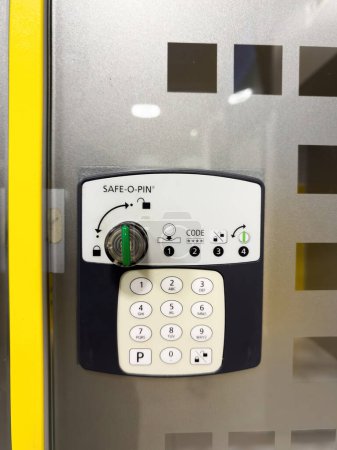 Téléchargez les photos : Paris, France - 6 mars 2024 : Vue rapprochée d'un clavier d'accès SAFE-O-PIN avec boutons et indicateurs de sécurité sur une surface métallique - casier de sécurité - en image libre de droit