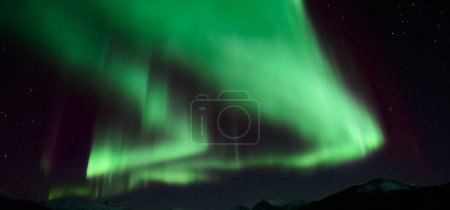 Aurora australis ou Aurora borealis ou aurores boréales vertes ciel au-dessus des montagnes. Ciel nocturne avec lumières polaires. Paysage nocturne d'hiver avec aurores boréales sur fond noir Real Natural.