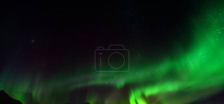 Aurora australis oder Aurora borealis oder Grüner Nordlichthimmel über den Bergen. Nachthimmel mit Polarlichtern. Nacht Winterlandschaft mit Südlichtern Polarlichter gegen Real Natural schwarzen Hintergrund.