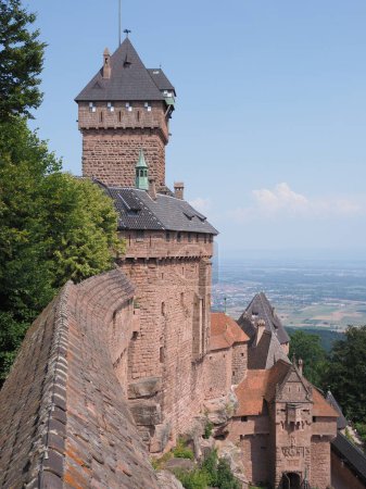 Téléchargez les photos : Château de Koenigsbourg en Europe Orschwiller ville de la région Alsace en France, ciel bleu clair en 2018 chaude journée d'été ensoleillée en août - verticale - en image libre de droit