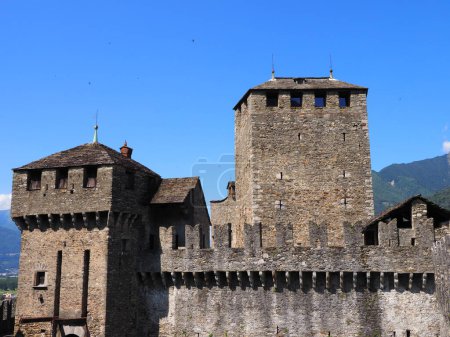 Téléchargez les photos : Citadelle médiévale de Montebello en ville européenne Bellinzona dans le canton du Tessin en Suisse, ciel bleu clair en 2017 chaude et ensoleillée journée d'été en juillet. - en image libre de droit